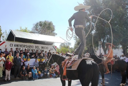 SE DESVORDA COLORIDO EN DESFILE DEL 20 DE NOVIEMBRE EN CALERA