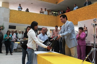 ENTREGA ALCALDE  AMBULANCIA AL HOSPITAL COMUNITARIO