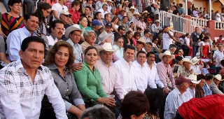 ACUDE MAR A PRIMERA CORRIDA DE TOROS EN JEREZ