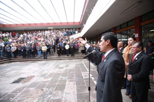 PRESENTA CARLOS PEÑA A FUNCIONARIOS Y MIEMBROS DEL CABILDO ANTE TRABAJADORES DE LA PRESIDENCIA MUNICIPAL