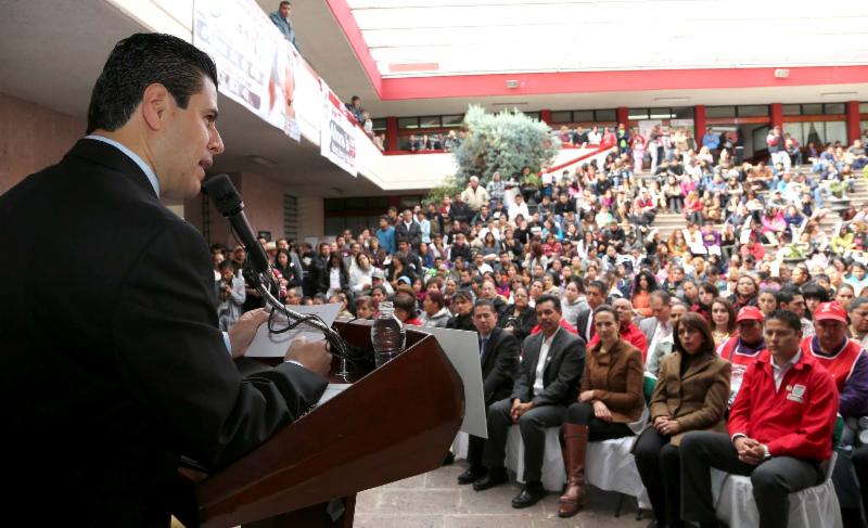 ENTREGA EL GOBERNADOR MÁS DE 4 MDP EN BECAS Y EQUIPO PARA AUTOEMPLEO