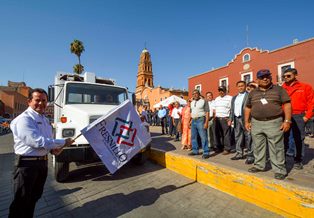 ENTREGA MEDRANO QUEZADA CINCO CAMIONES RECOLECTORES DE BASURA