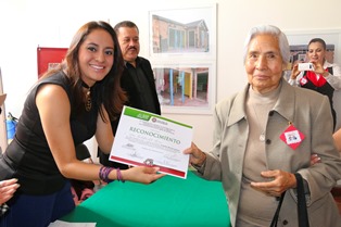 PREMIAN A ABUELITOS DEL CONCURSO “TEJIENDO MIS RECUERDOS”