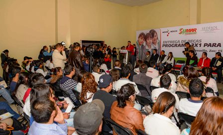 ENTREGAN MAR Y BMQ BECAS DEL 3X1 A ESTUDIANTES