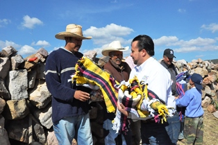 HALLAN EN LOTE BALDÍO A DOS HOMBRES MUERTOS