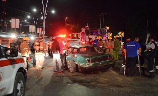 Se salvan de milagro… Tráiler cae de puente encima de auto compacto