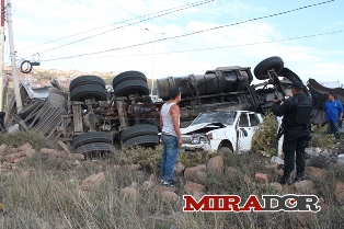 Se salvan de milagro… Tráiler cae de puente encima de auto compacto