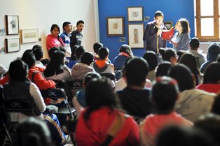 DISFRUTAN NIÑOS Y JÓVENES LEYENDO, EN EL DÍA MUNDIAL DEL LIBRO