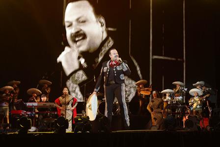 MILES OVACIONAN A PEPE AGUILAR EN LA FERIA JEREZ 2015