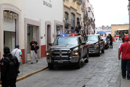 DETIENEN A MUJER CON ARMAMENTO BÉLICO