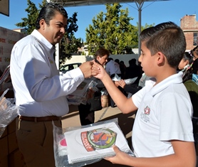 IMPIDEN INSTALACIÓN DE TIANGUIS NAVIDEÑO EN EL CENTRO DE FRESNILLO