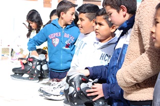 Visitan niños de Ojocaliente pista de hielo en Villanueva