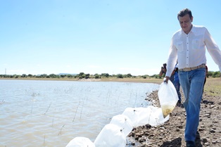 PROMUEVE AYUNTAMIENTO CAMPAÑA DE REPOBLACION DE PECES EN PRESAS