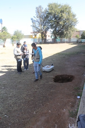 Evalúan ingenieros de Ciencias de la Tierra de la UAZ hundimiento en patio de escuela primaria en Fresnillo