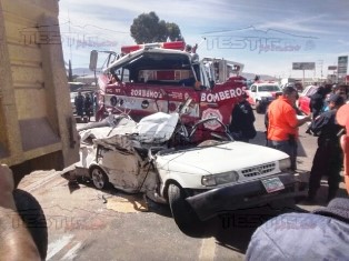 Bomberos de Guadalupe resultan heridos tras chocar su camión contra un automóvil