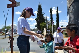 LLEVA MAYELA ALIMENTOS A PERSONAS DE ESCASOS RECURSOS