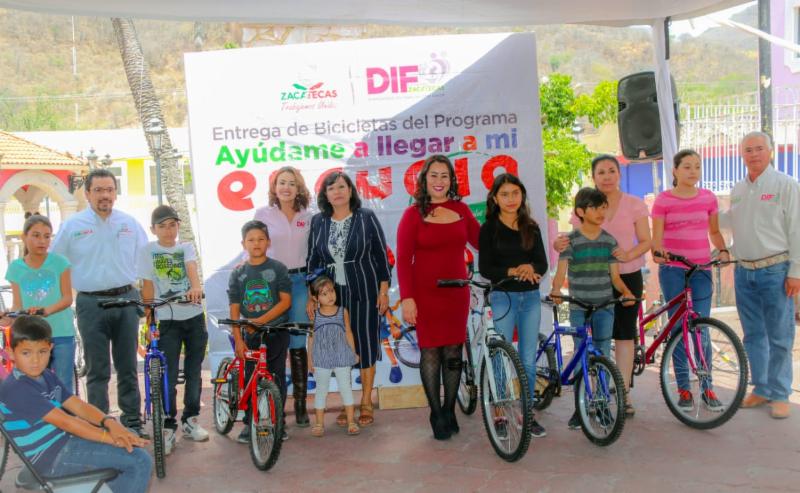 HABITANTES DE MEZQUITAL DEL ORO RECIBEN PROGRAMAS Y SERVICIOS GRACIAS A LA FERIA DIFERENTE