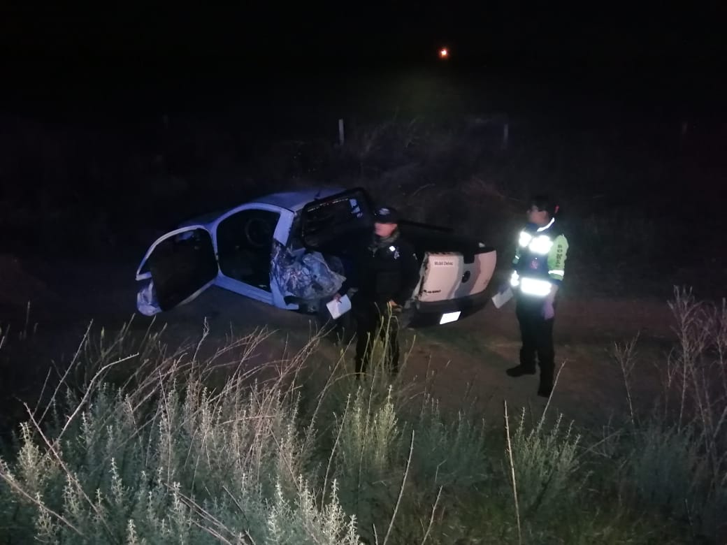 VUELCA CAMIONETA Y LA ABANDONAN