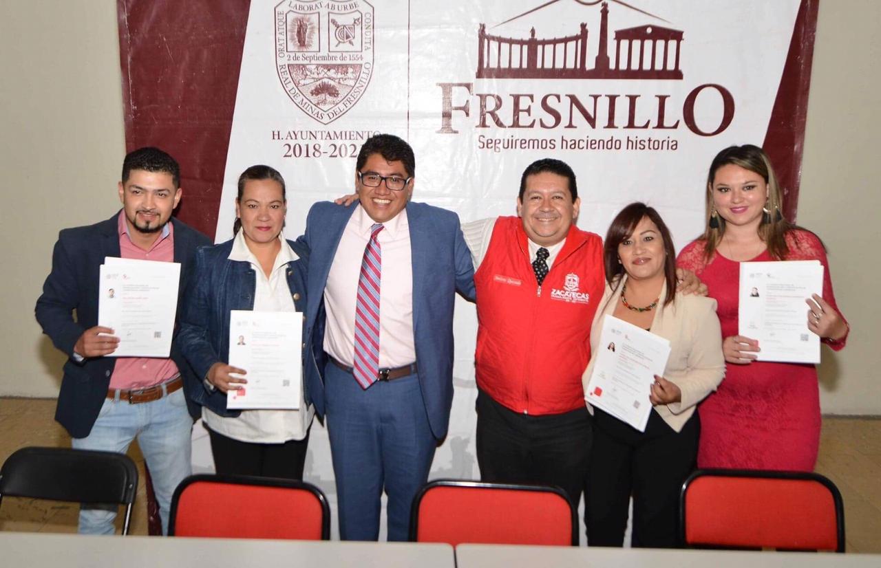 ﻿ENTREGAN CERTIFICADOS ECO105 A SERVIDORES PUBLICOS DEL AYUNTAMIENTO DE FRESNILLO