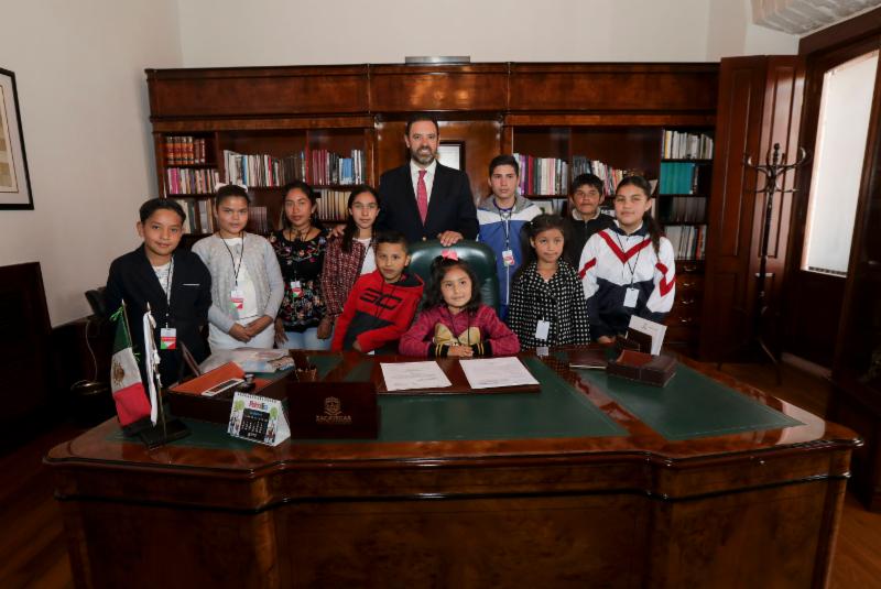 PREMIA ALEJANDRO TELLO A GANADORES DEL CONCURSO 