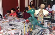 Zacatecas, Zac.- A lo largo de una semana, 400 niños, jóvenes y adultos, que participaron en los 18 talleres de sensibilización artesanal de la Secretaría de Economía, experimentaron de manera vivencial el proceso de elaboración, bajo la dirección de maestros orfebres zacatecanos de diversas ramas.   La Subsecretaria de Desarrollo Artesanal de la Secretaría de Economía, Rosy Campos Álvarez, explicó que estas actividades están diseñadas para que los participantes tengan un acercamiento al proceso artesanal con el trabajo propio. En esta edición abordaron ocho ramas artesanales en tres sedes: antigua Casa de la Artesanía en el centro de Zacatecas; en el municipio de Guadalupe, en la Casa Grande de la comunidad de Tacoaleche y en el Centro Platero.