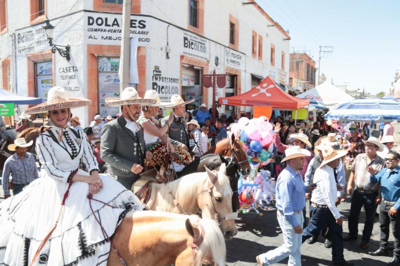 ENTRE MÚSICA, FIESTA Y TRADICIÓN, ENCABEZA GOBERNADOR CABALGATA DEL SÁBADO DE GLORIA