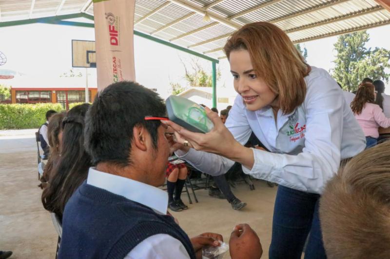 ENTREGA GOBIERNO DEL ESTADO LENTES GRADUADOS A JÓVENES DE SECUNDARIA EN MAZAPIL Y CONCEPCIÓN DEL ORO