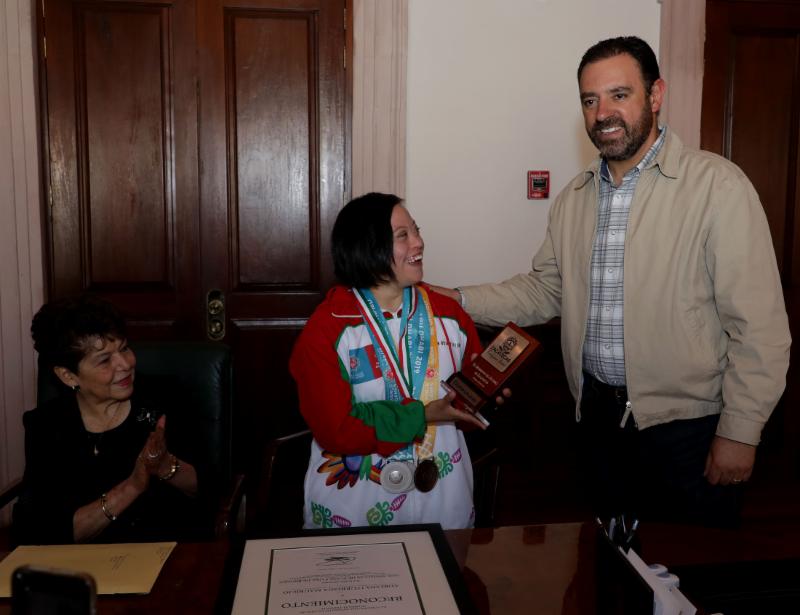 GOBERNADOR CONDECORA CON MEDALLA DE PLATA A ADRIANA ITURRIAGA, CAMPEONA DE JUEGOS OLÍMPICOS ESPECIALES 2019