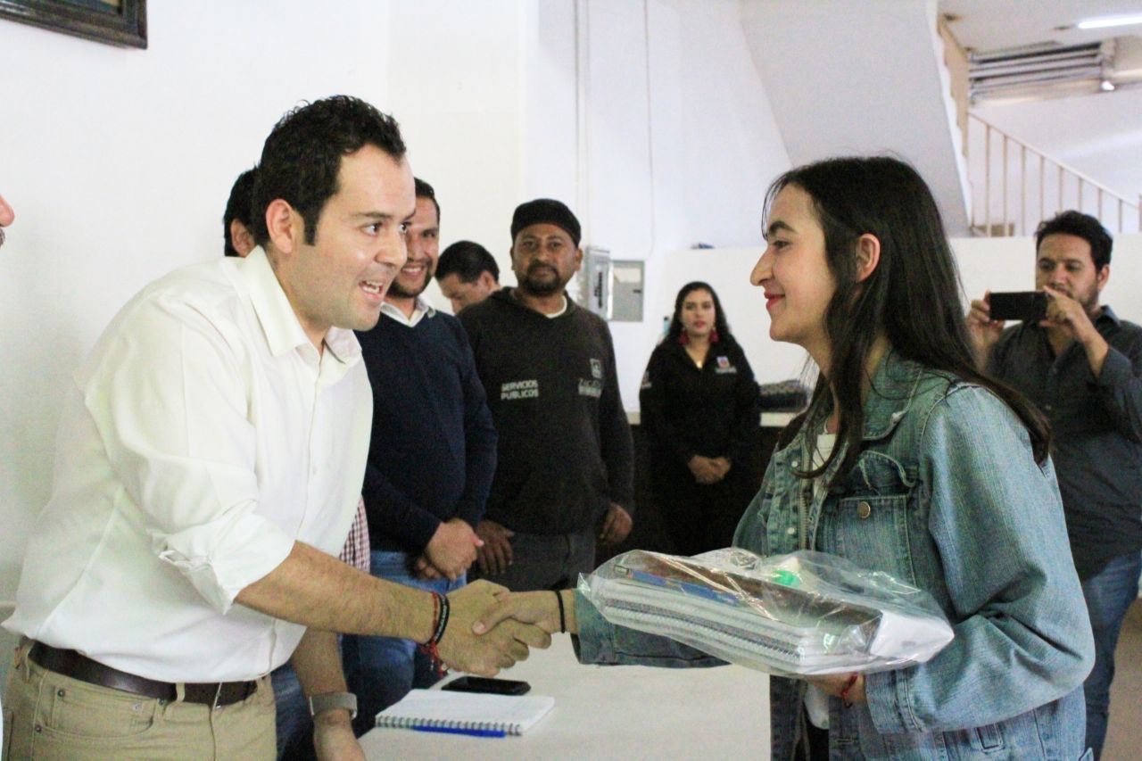 APOYA ULISES MEJÍA HARO A COLABORADORES DE ZACATECAS CON ENTREGA DE ÚTILES ESCOLARES