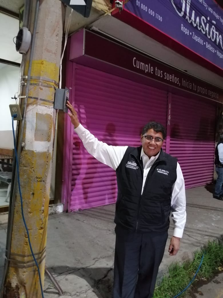 SAÚL MONREAL ENCIENDE LUMINARIAS EN LA CALLE EMILIANO ZAPATA