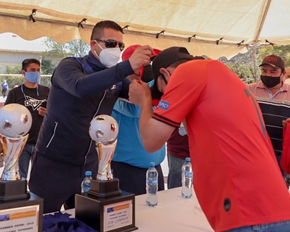 PREMIAN AL EQUIPO GANADOR DEL TORNEO DE FUTBOL COVID-19