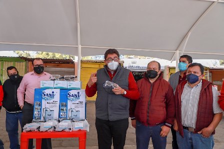 EL ALCALDE, SAÚL MONREAL ENTREGA EQUIPO SANITIZANTE A LOCATARIOS DEL MERCADO PONIENTE