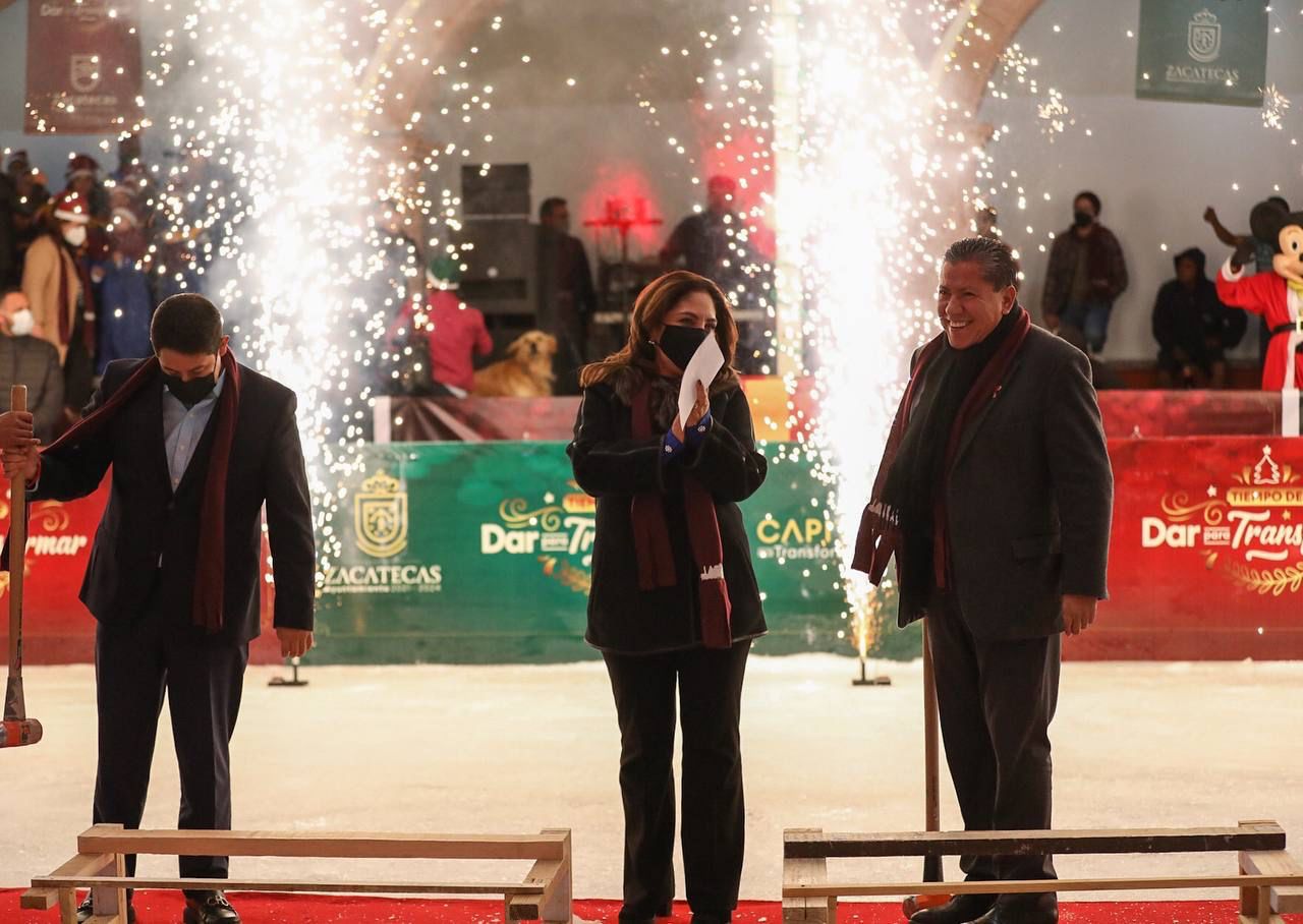 Con un mensaje de esperanza para Zacatecas, encabeza el Gobernador David Monreal apertura de la pista de hielo en la Plazuela 450