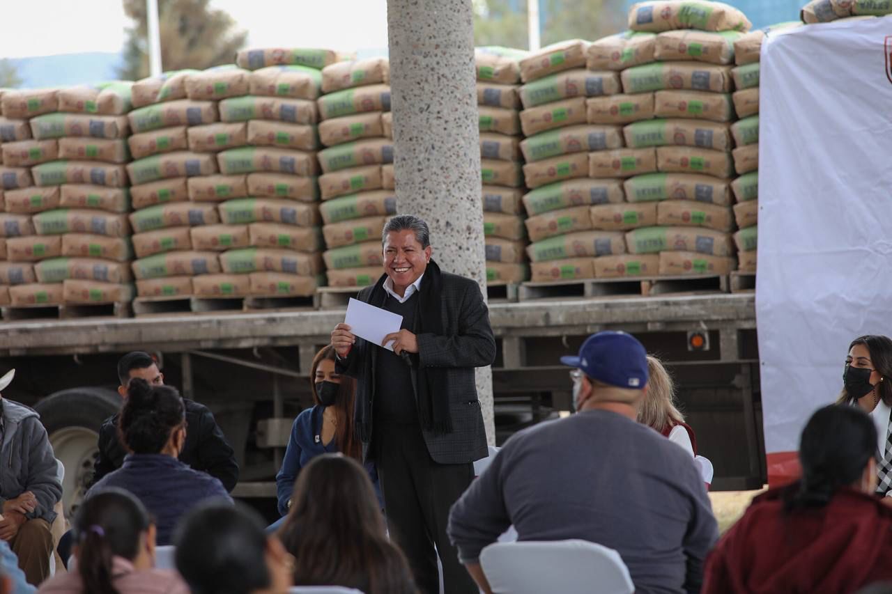 Entrega Gobernador David Monreal apoyos de mejoramiento de vivienda a familias de Jalpa y Apozol