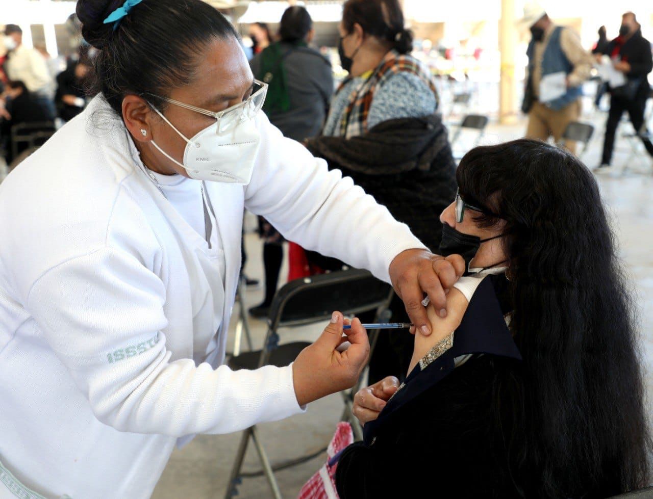 Agradecen personas adultas mayores por recibir la vacuna de refuerzo contra el Coronavirus