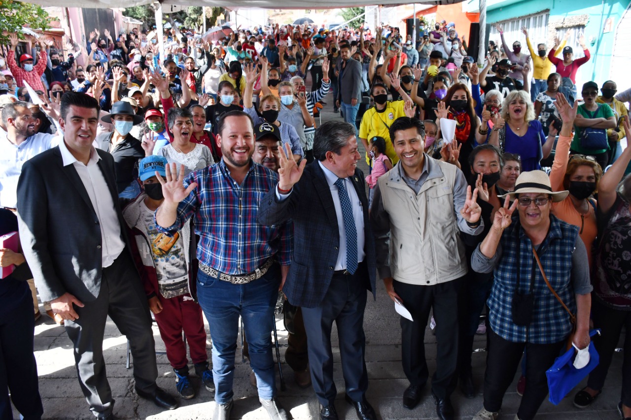 Con techos firmes y calentadores solares   Cumplen David Monreal y Julio César Chávez con las familias guadalupenses