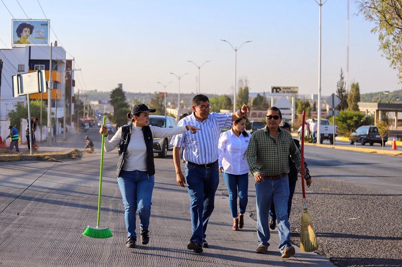 CONTRIBUYEN FUNCIONARIOS POR UN FRESNILLO LIMPIO CON BRIGADA DE LIMPIEZA