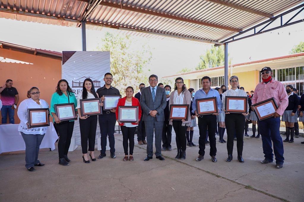 PROMUEVEN LOS VALORES CÍVICOS EN LAS ESCUELAS DE LA COMUNIDAD EL CENTRO