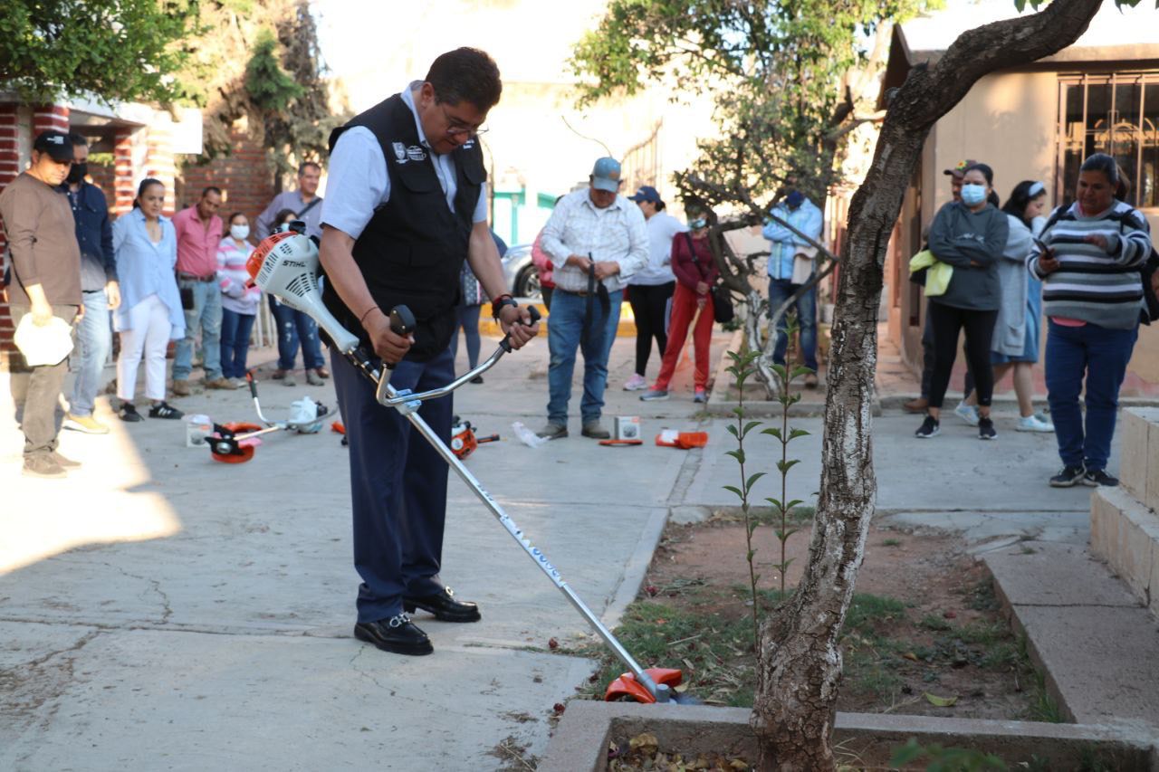 FUNCIONARIOS MUNICIPALES INTERVIENEN PANTEONES CON BRIGADA DE LIMPIEZA