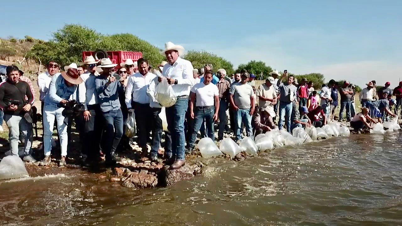 Entrega Gobernador David Monreal Ávila apoyos para reactivación rural a pescadores de Tabasco