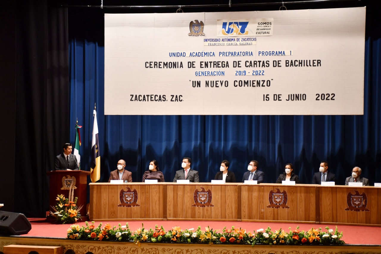 Exhorta Julio César Chávez a jóvenes bachilleres, a seguir preparándose académicamente