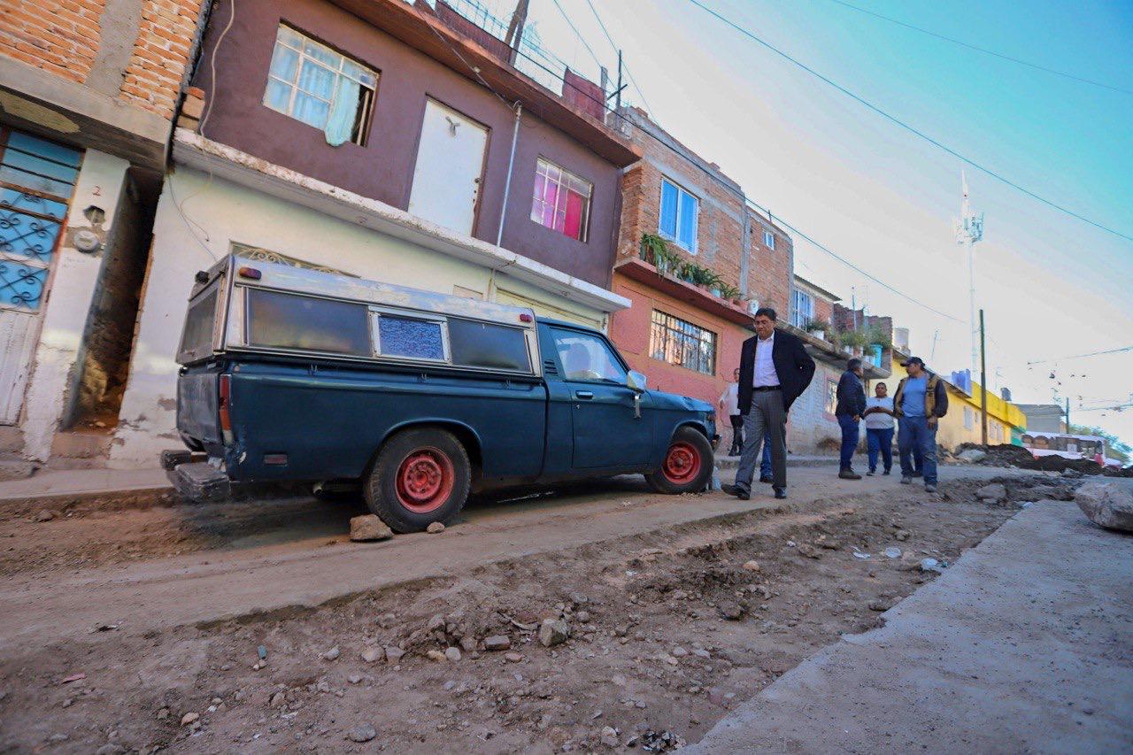 SUPERVISA SAÚL MONREAL CALLES BENEFICIADAS DEL PROGRAMA DE BACHEO