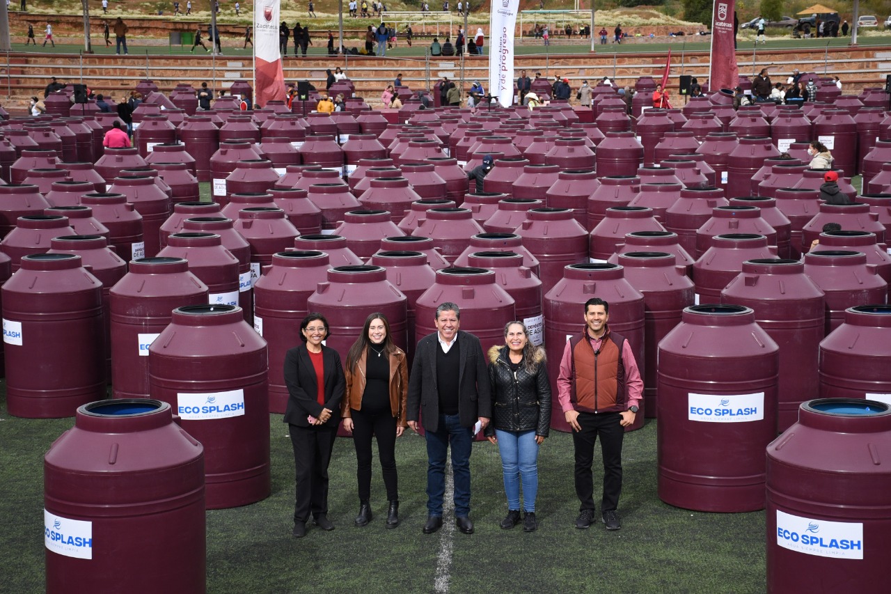 En la Unidad Deportiva   Entregan David Monreal y Julio César Chávez depósitos de agua a 1 mil familias guadalupenses