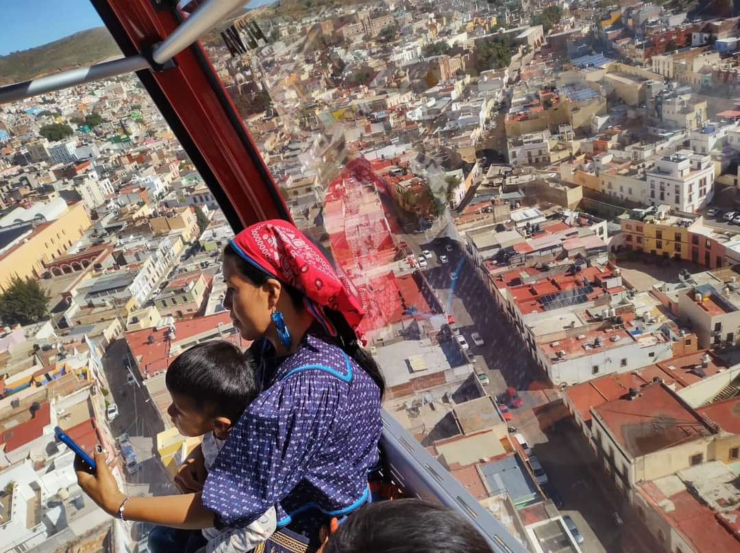 NIÑOS DE PUEBLOS ORIGINARIOS SE CONVIERTEN EN POLICÍAS Y BOMBEROS POR UN DÍA