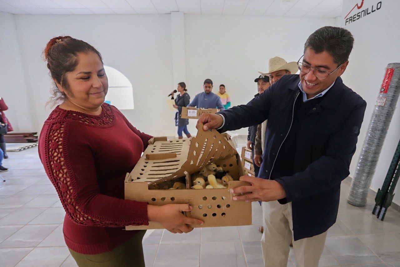 BENEFICIAN A COMUNIDADES CON LA ENTREGA DE AVES DE TRASPATIO