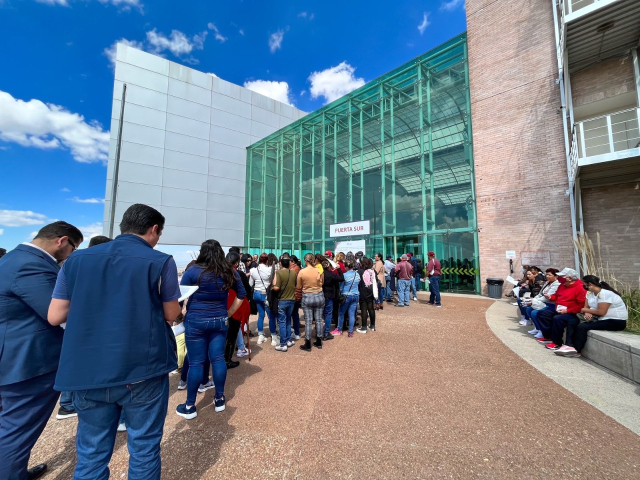 En la Fiscalía General de Justicia del Estado de Zacatecas   Cientos de trabajadores denuncian a Enrique Flores