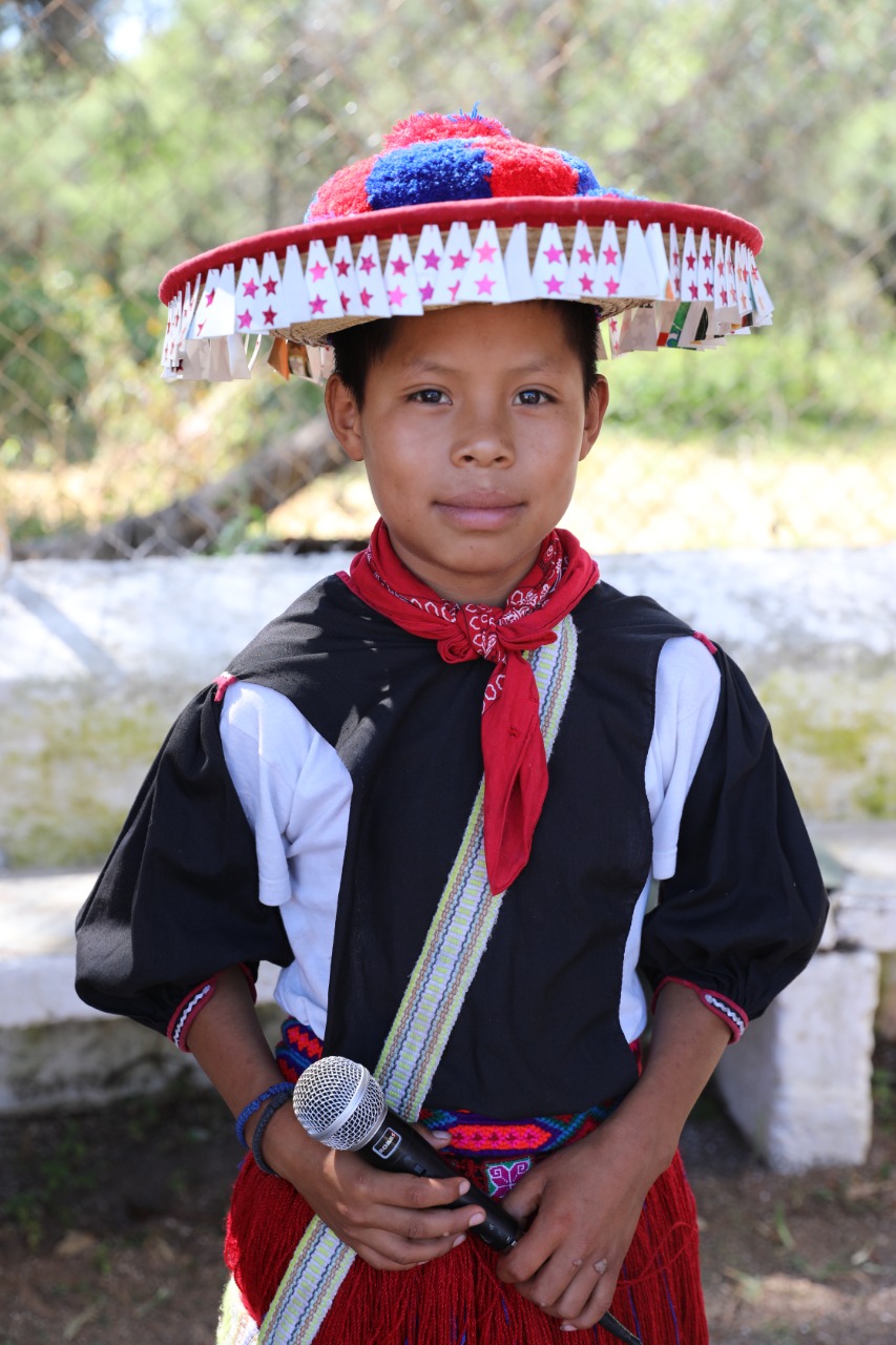 Feliciano, niño wixárika que estudia la primaria, quiere ser músico y cantante como su papá