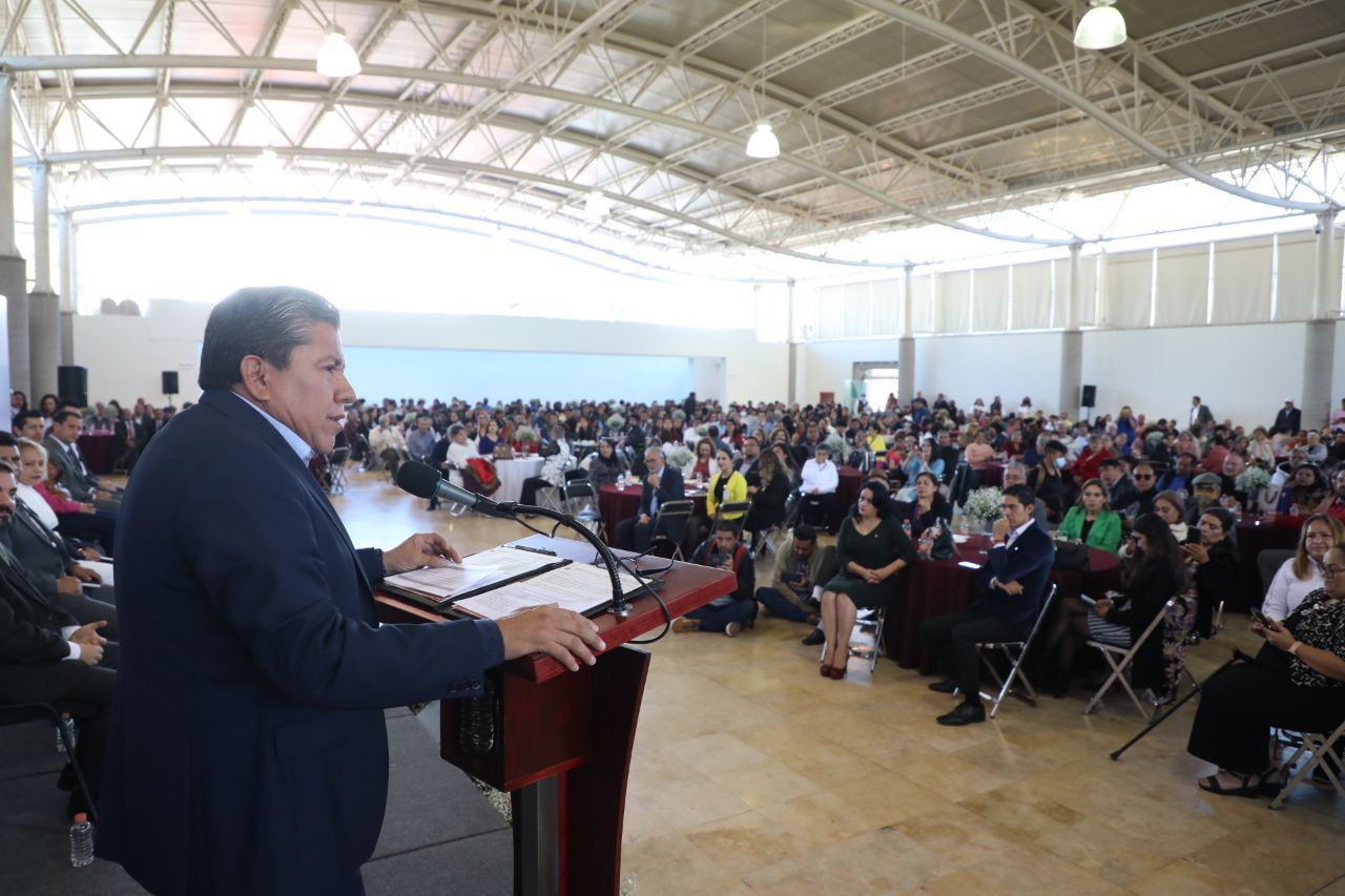 Reconoce Gobernador David Monreal a 869 trabajadores de la educación por cumplir años de servicio