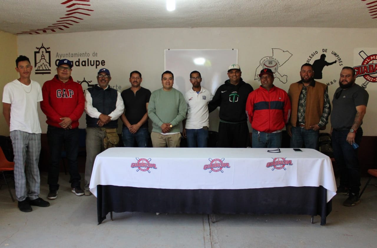 En el Parque de Beisbol de Guadalupe  Imparten clínicas deportivas