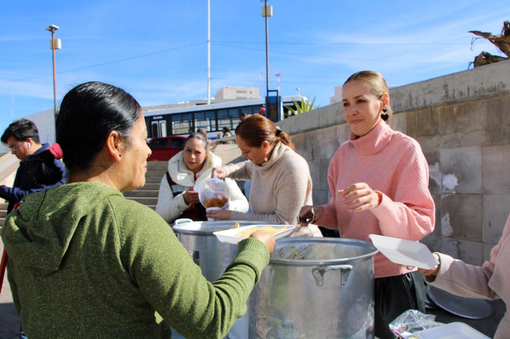 Entrega Susy Solís desayunos a personas vulnerables